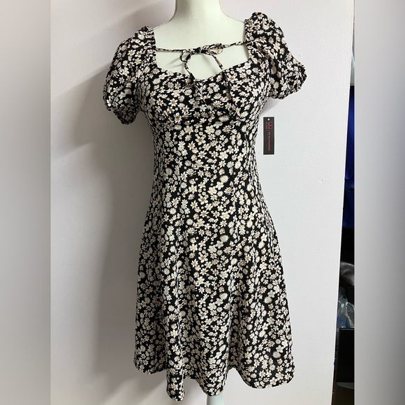 No Boundaries Women’s Ruched Floral Dress, Size XS (1), Short Sleeves, NWT - Picture 1 of 6